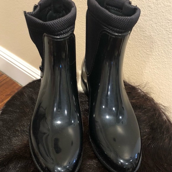 NINE WEST Cooper patent leather ( faux) rain booties. Adorable on. size 10 NWOT - Picture 4 of 9